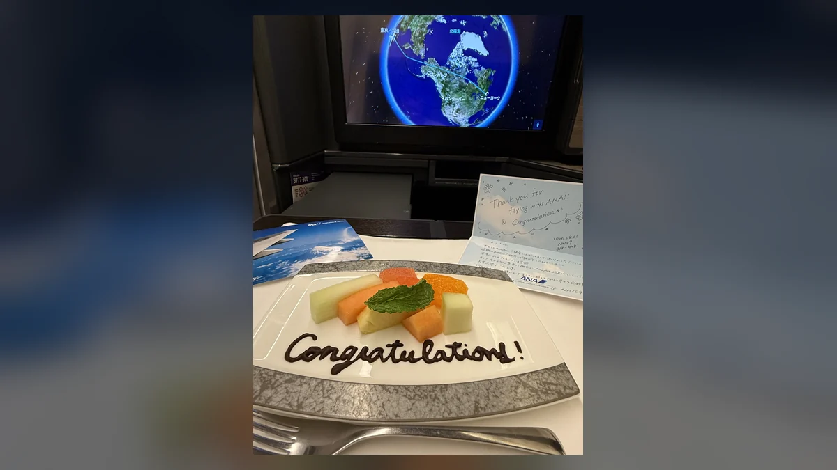 Congratulationsと書かれたフルーツのデザートプレートとメッセージカード