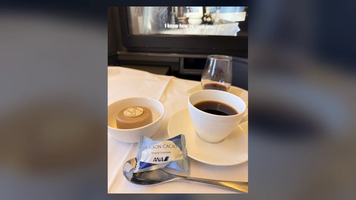 ANAビジネスクラスの機内食のデザートとコーヒー