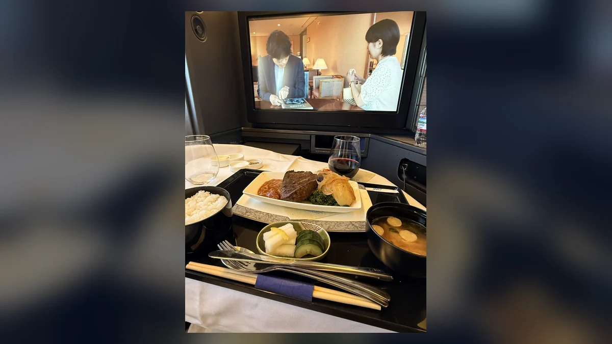 ANAビジネスクラスの機内食 洋食のメインに白ごはんとお味噌汁を添えたもの