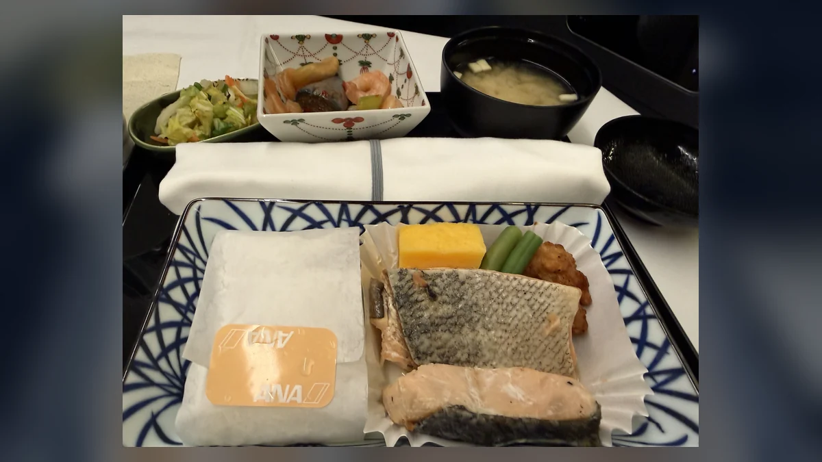 ANAビジネスクラスの2回目の機内食 焼き魚の和食