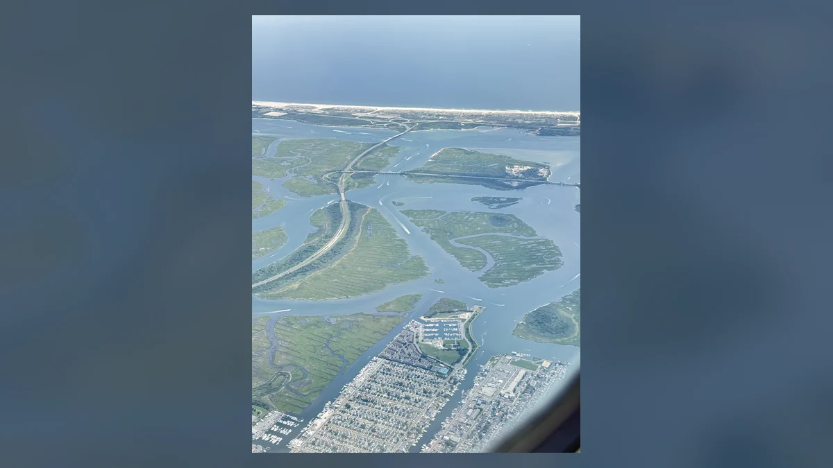 離陸直後の機内から見たニューヨーク近郊の海岸線