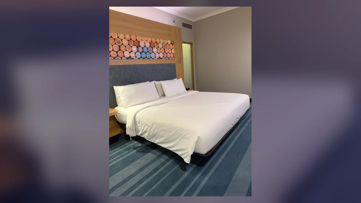 Aloft by Marriott New Delhi Aerocityの客室のベッド