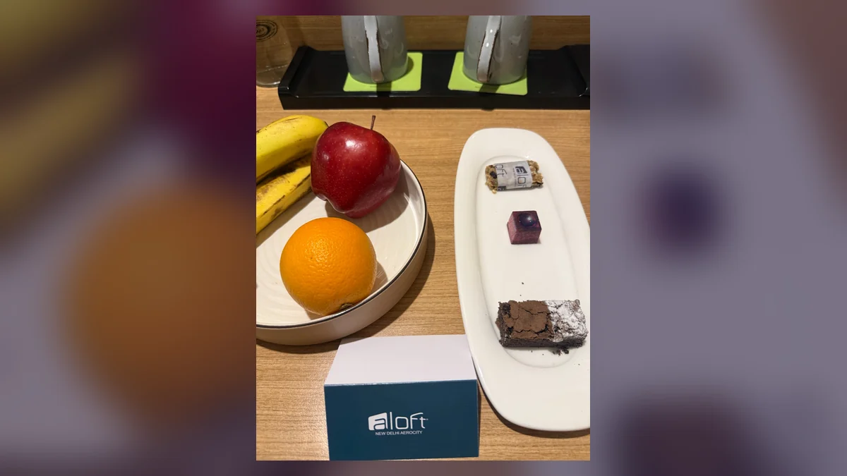 Aloft Aerocityの客室に用意されたフルーツと小さなお菓子